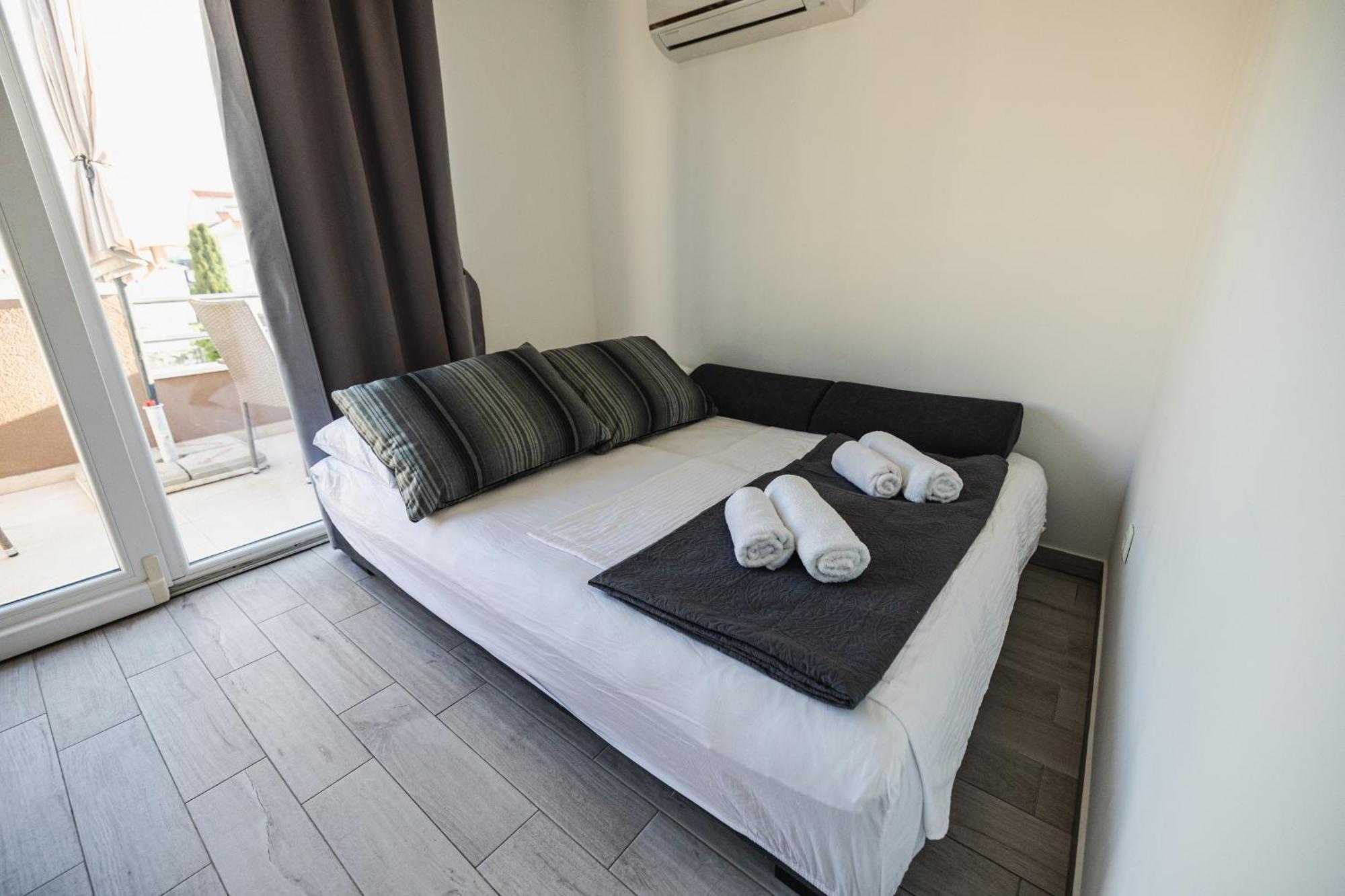 Bruno'S Poolside Apartments - Near Beach Трогир Экстерьер фото