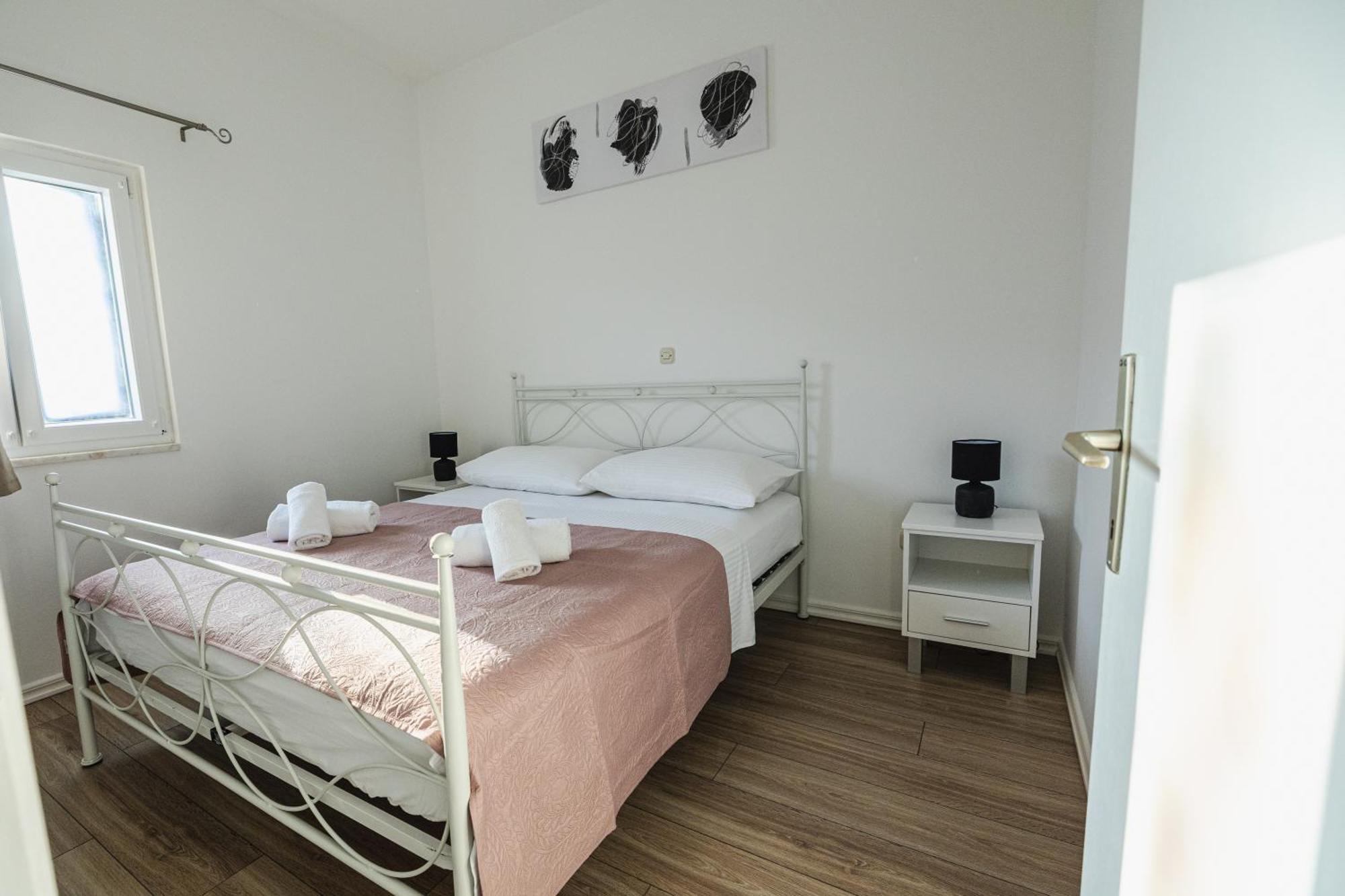 Bruno'S Poolside Apartments - Near Beach Трогир Экстерьер фото